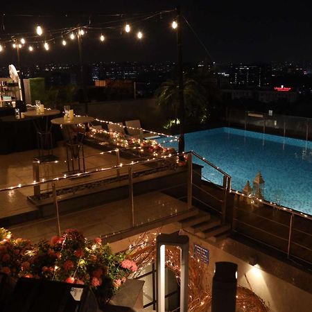 Radisson Blu Mumbai International Airport Hotel Luaran gambar The pool at the rooftop bar
