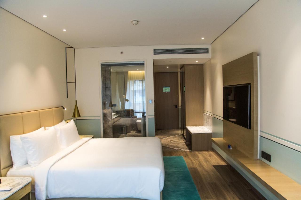 Radisson Blu Mumbai International Airport Hotel Luaran gambar A room at the hotel