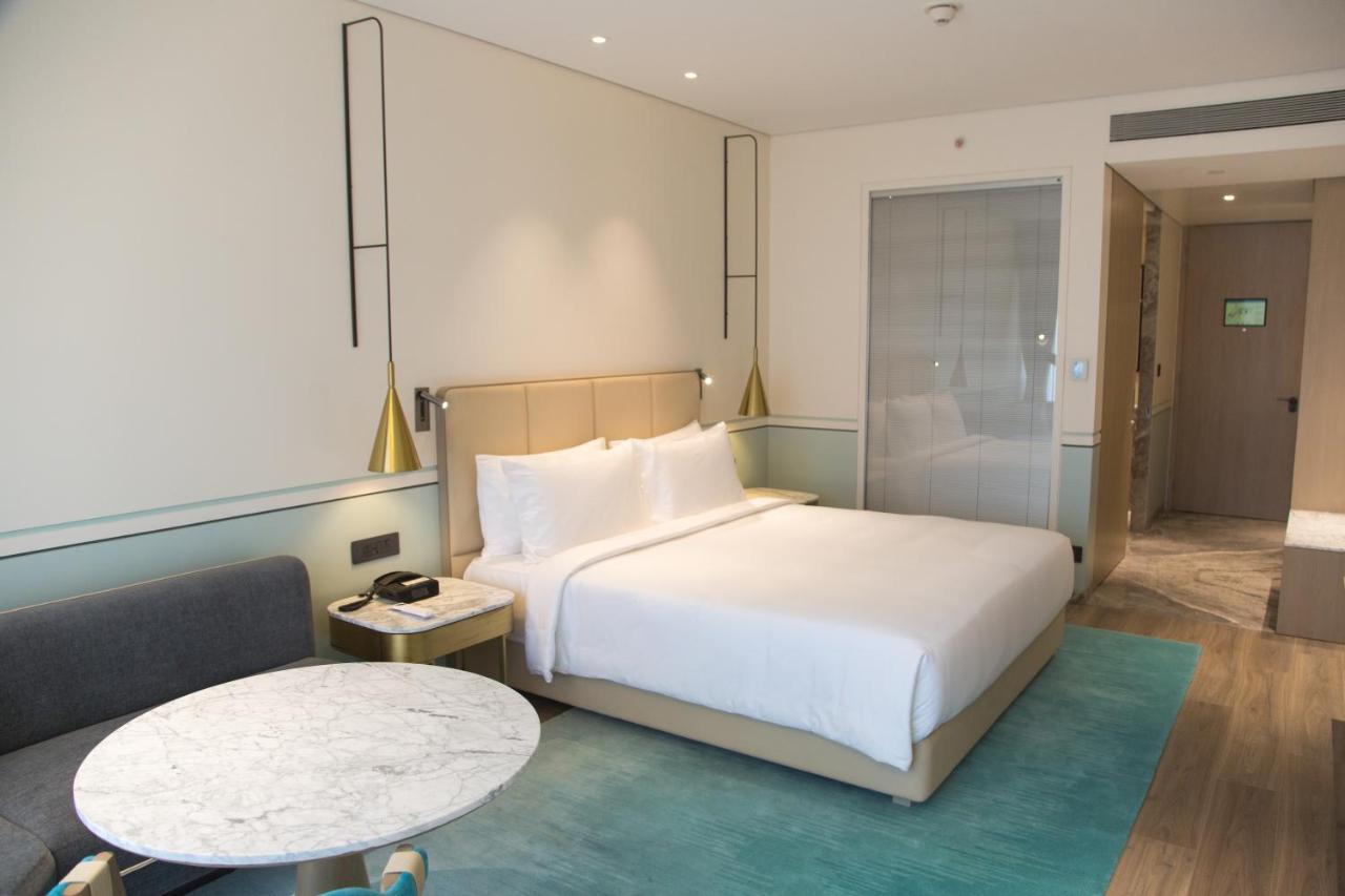 Radisson Blu Mumbai International Airport Hotel Luaran gambar A room at the hotel
