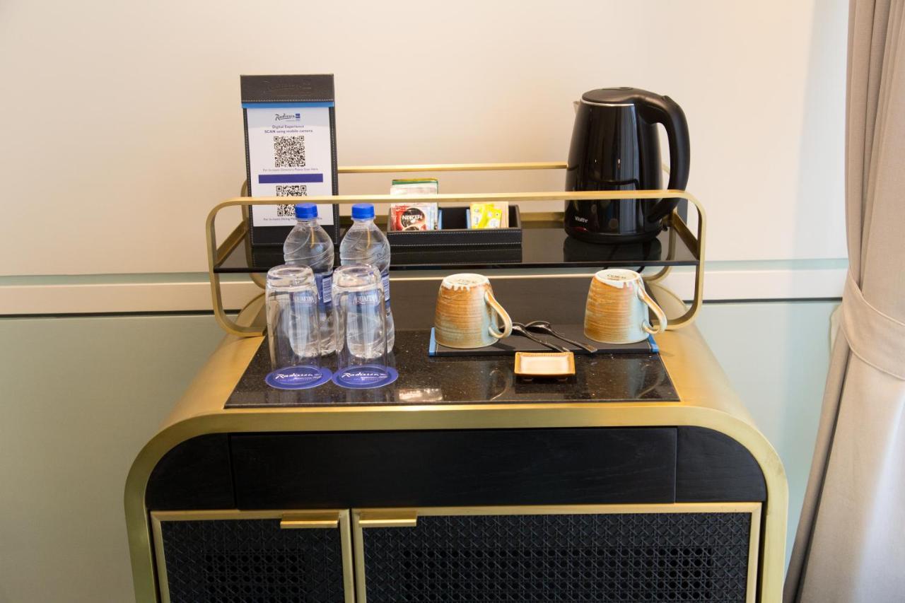 Radisson Blu Mumbai International Airport Hotel Luaran gambar A tea and coffee making trolley in a hotel room