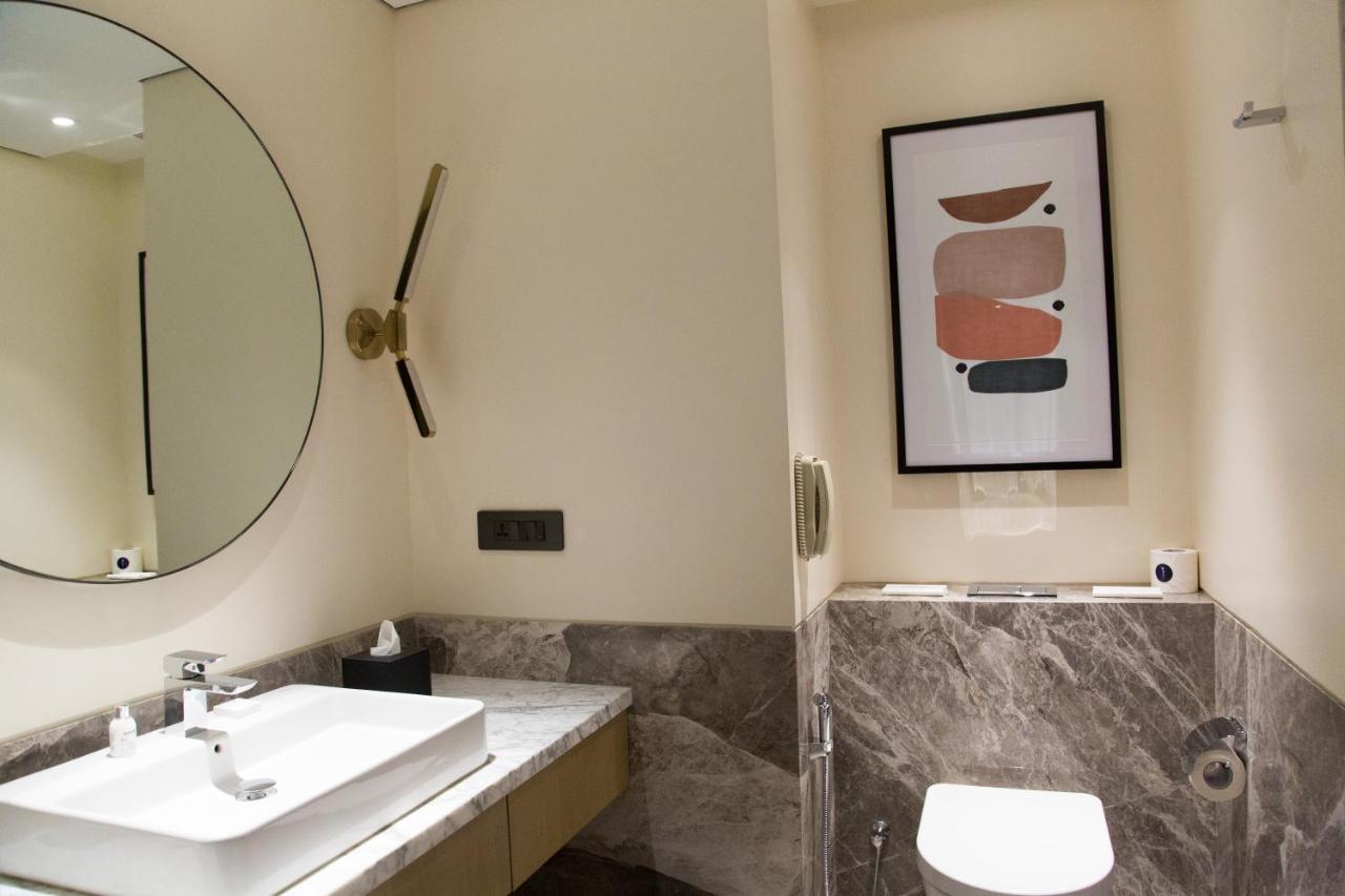 Radisson Blu Mumbai International Airport Hotel Luaran gambar Bathroom
