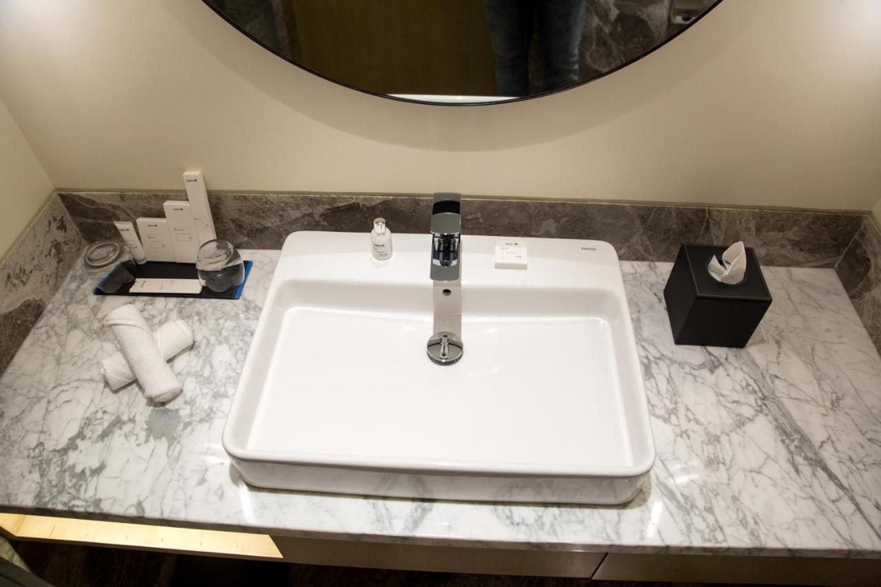 Radisson Blu Mumbai International Airport Hotel Luaran gambar A washbasin