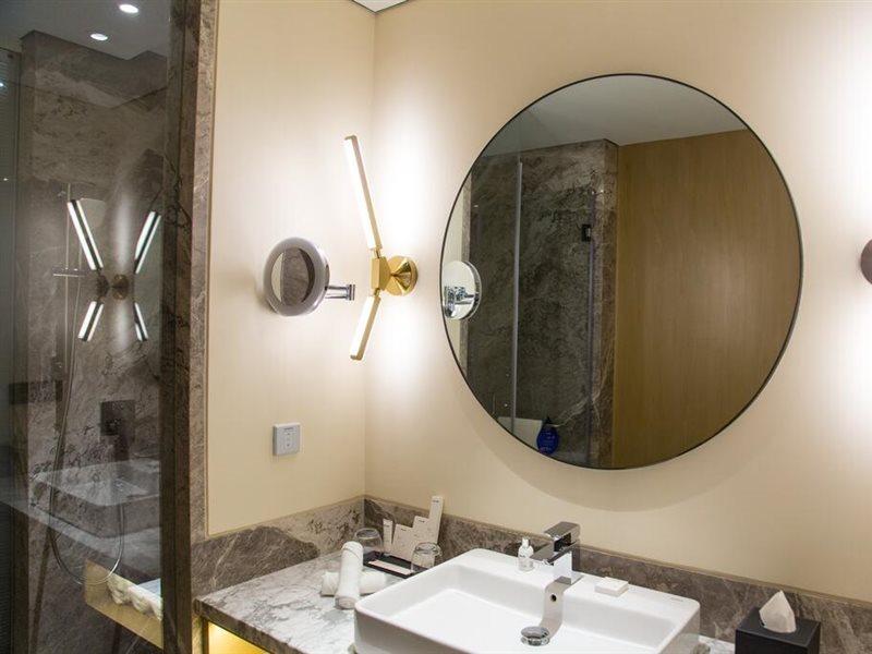 Radisson Blu Mumbai International Airport Hotel Luaran gambar Bathroom mirror