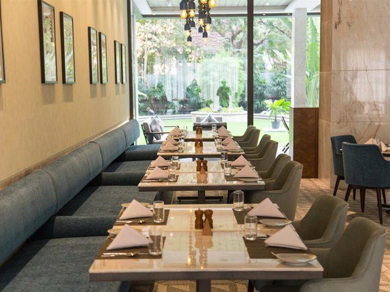Radisson Blu Mumbai International Airport Hotel Luaran gambar The interior of the restaurant