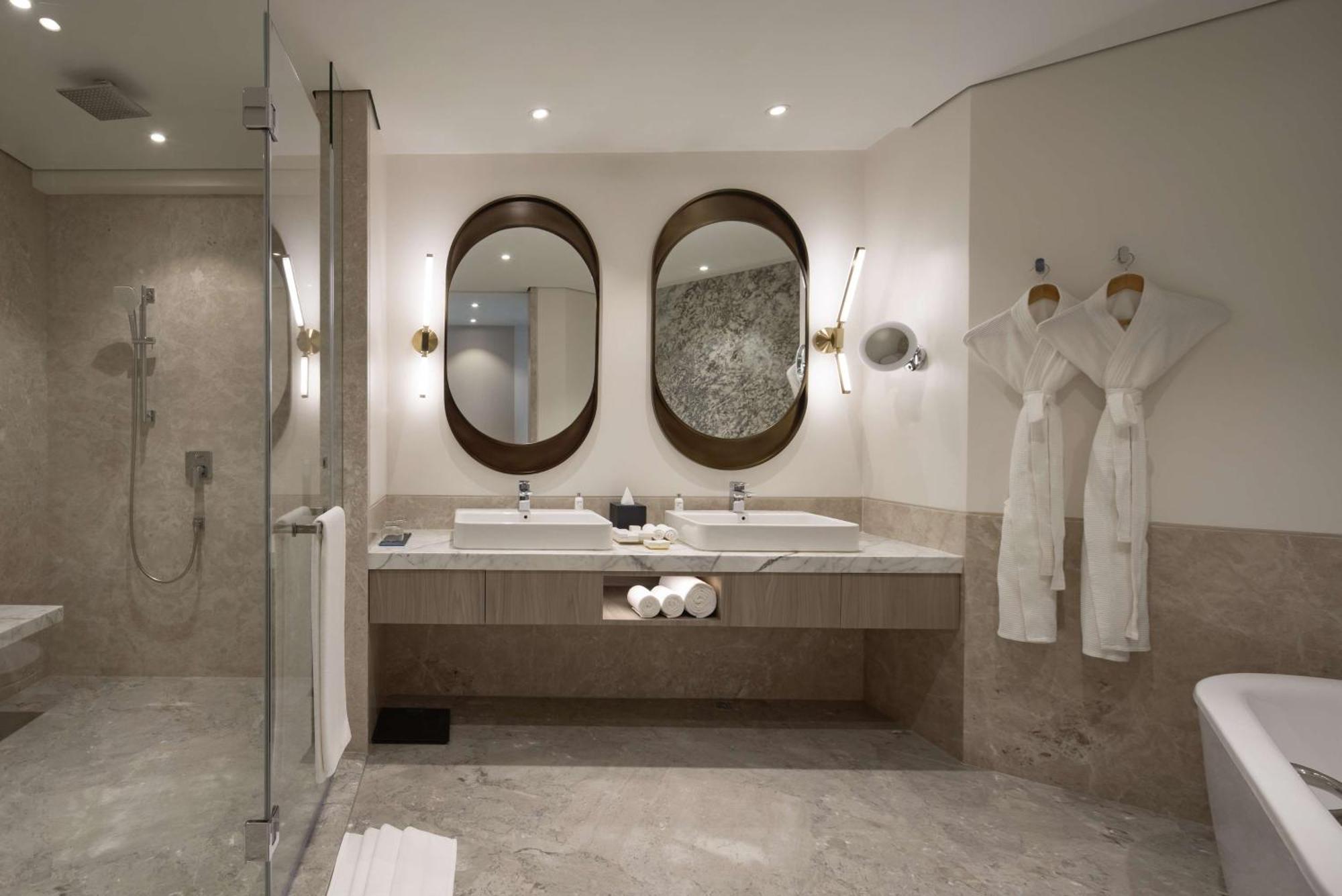 Radisson Blu Mumbai International Airport Hotel Luaran gambar Bathroom