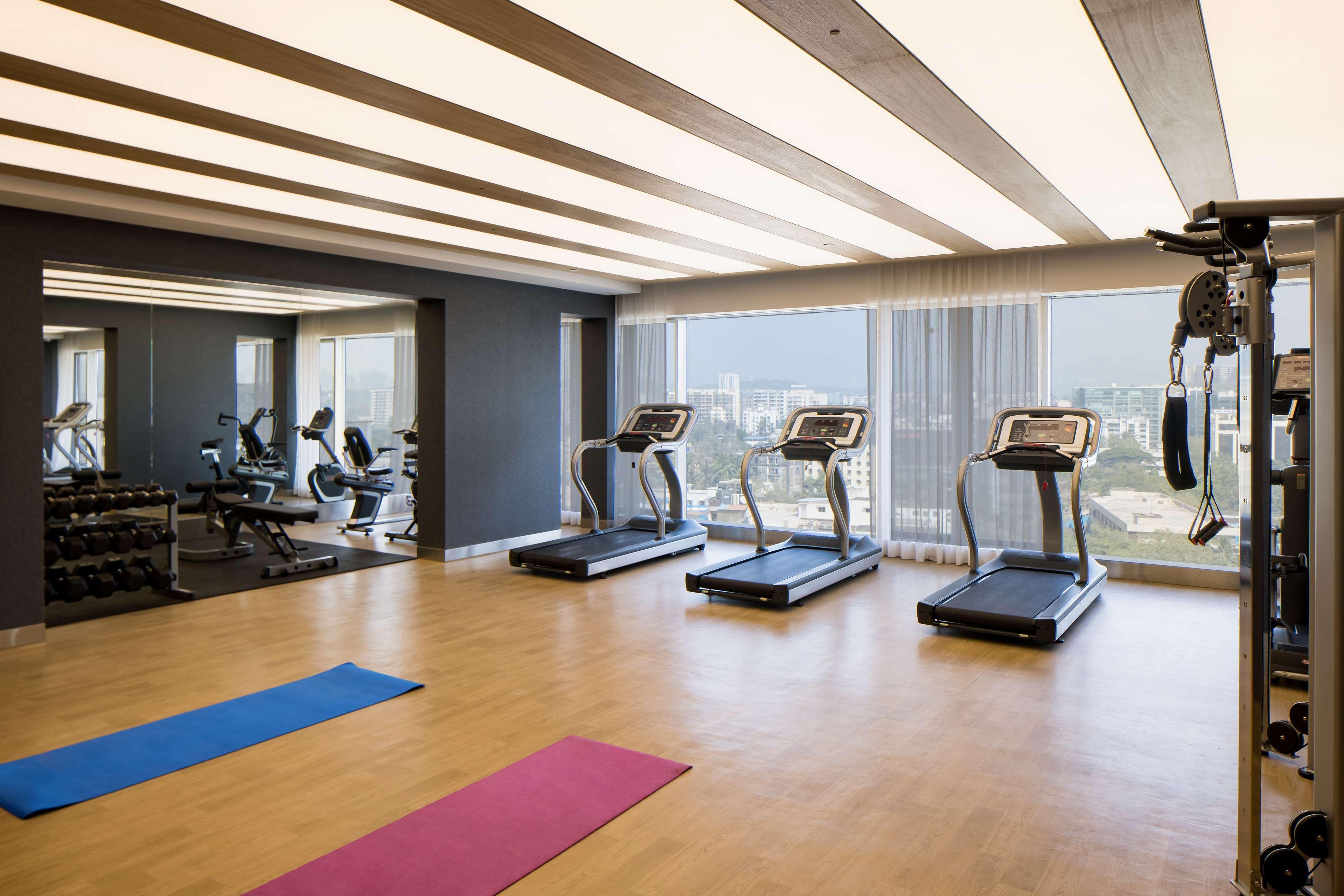 Radisson Blu Mumbai International Airport Hotel Luaran gambar The gym at the hotel