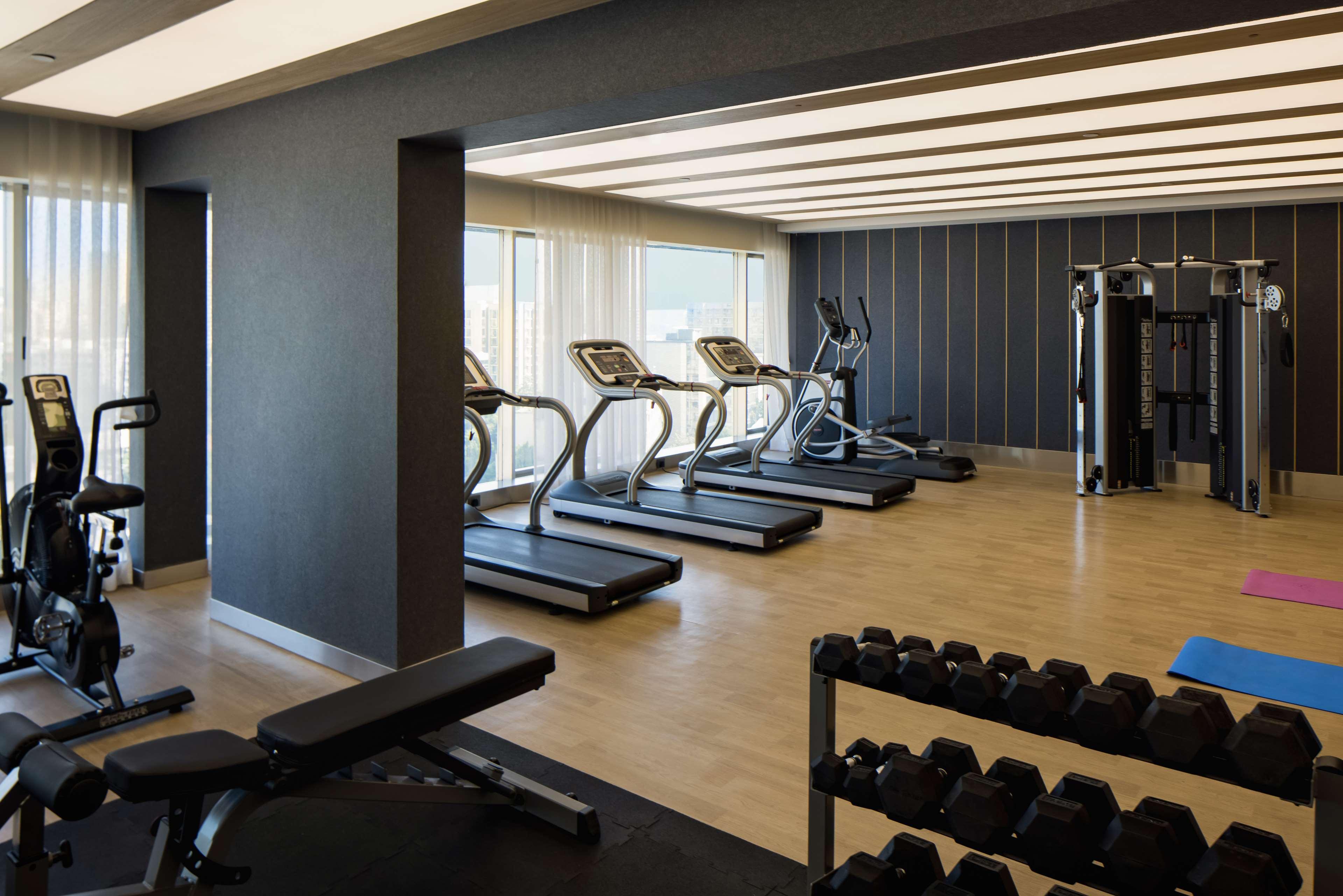 Radisson Blu Mumbai International Airport Hotel Luaran gambar The gym at the hotel