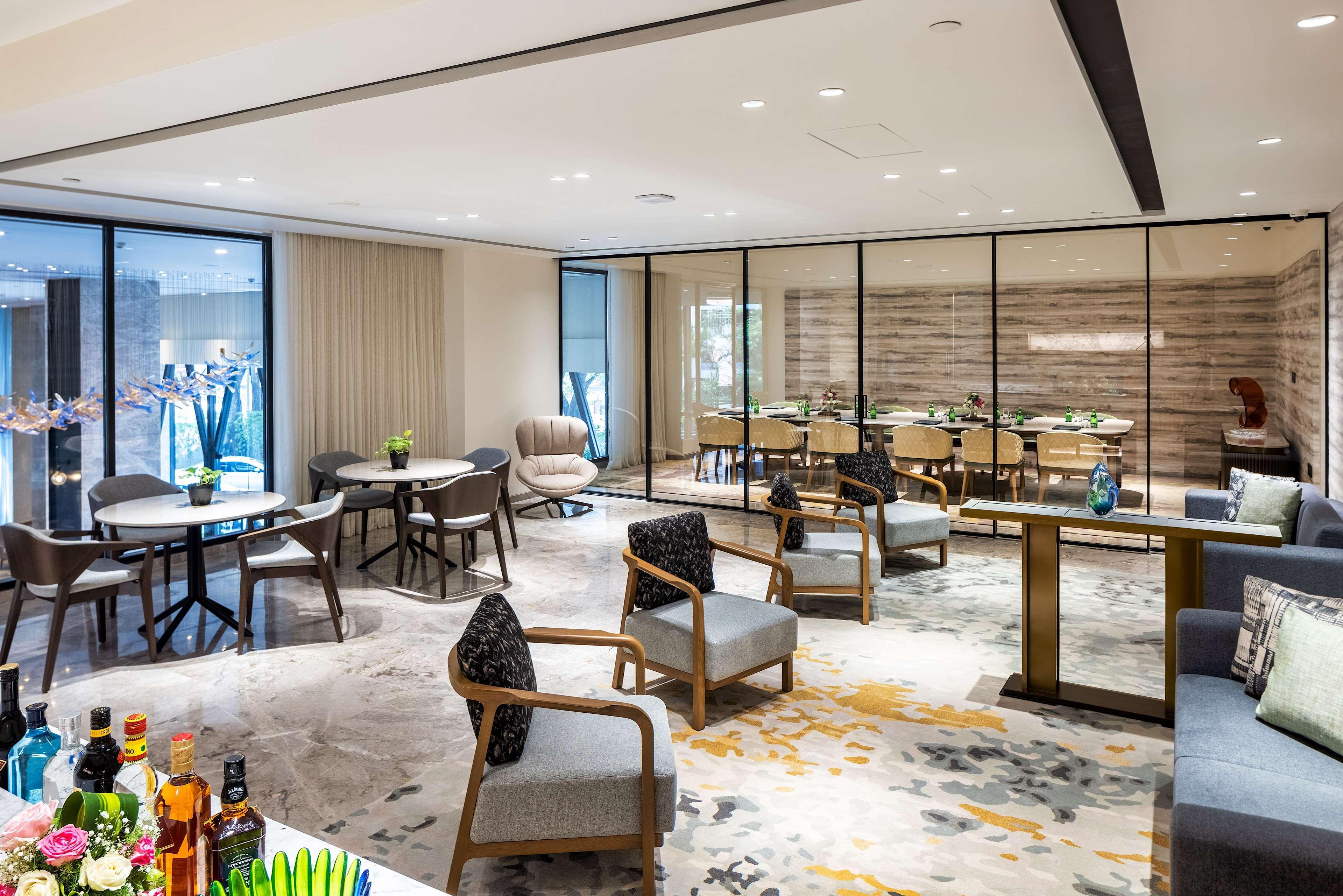 Radisson Blu Mumbai International Airport Hotel Luaran gambar The Club lounge at Hong Kong International Airport