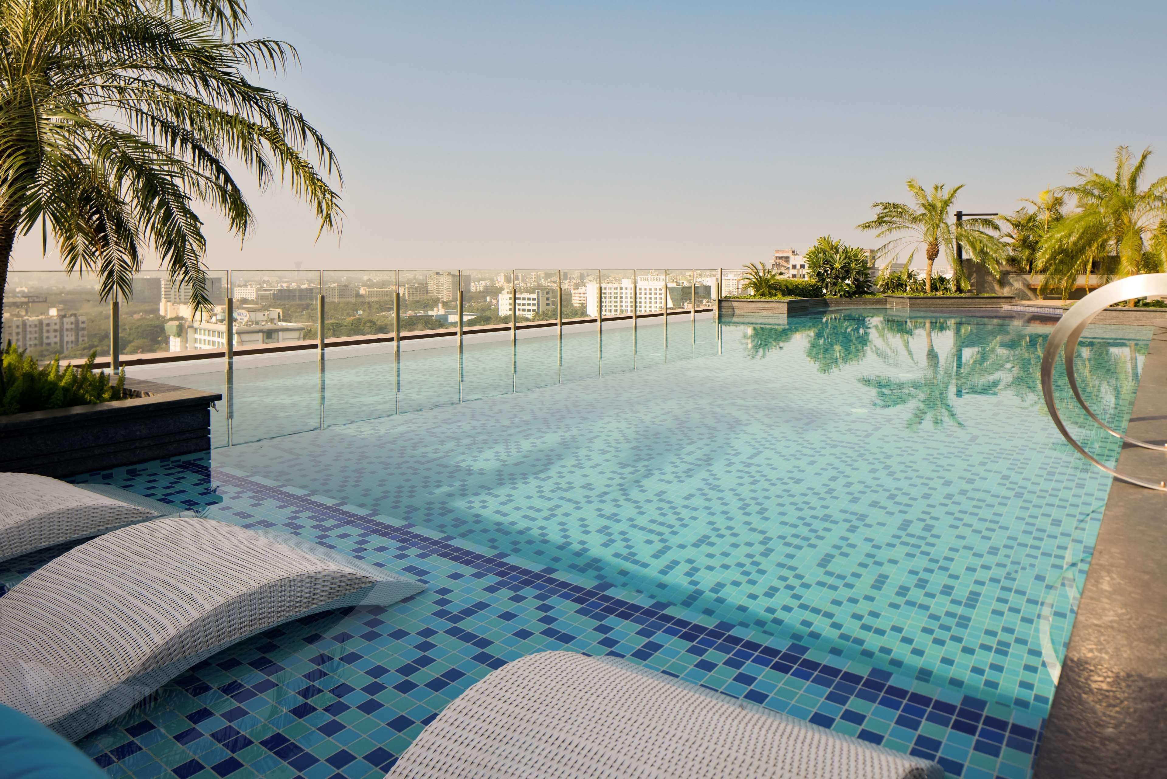 Radisson Blu Mumbai International Airport Hotel Luaran gambar Infinity pool at the Park, Hyderabad