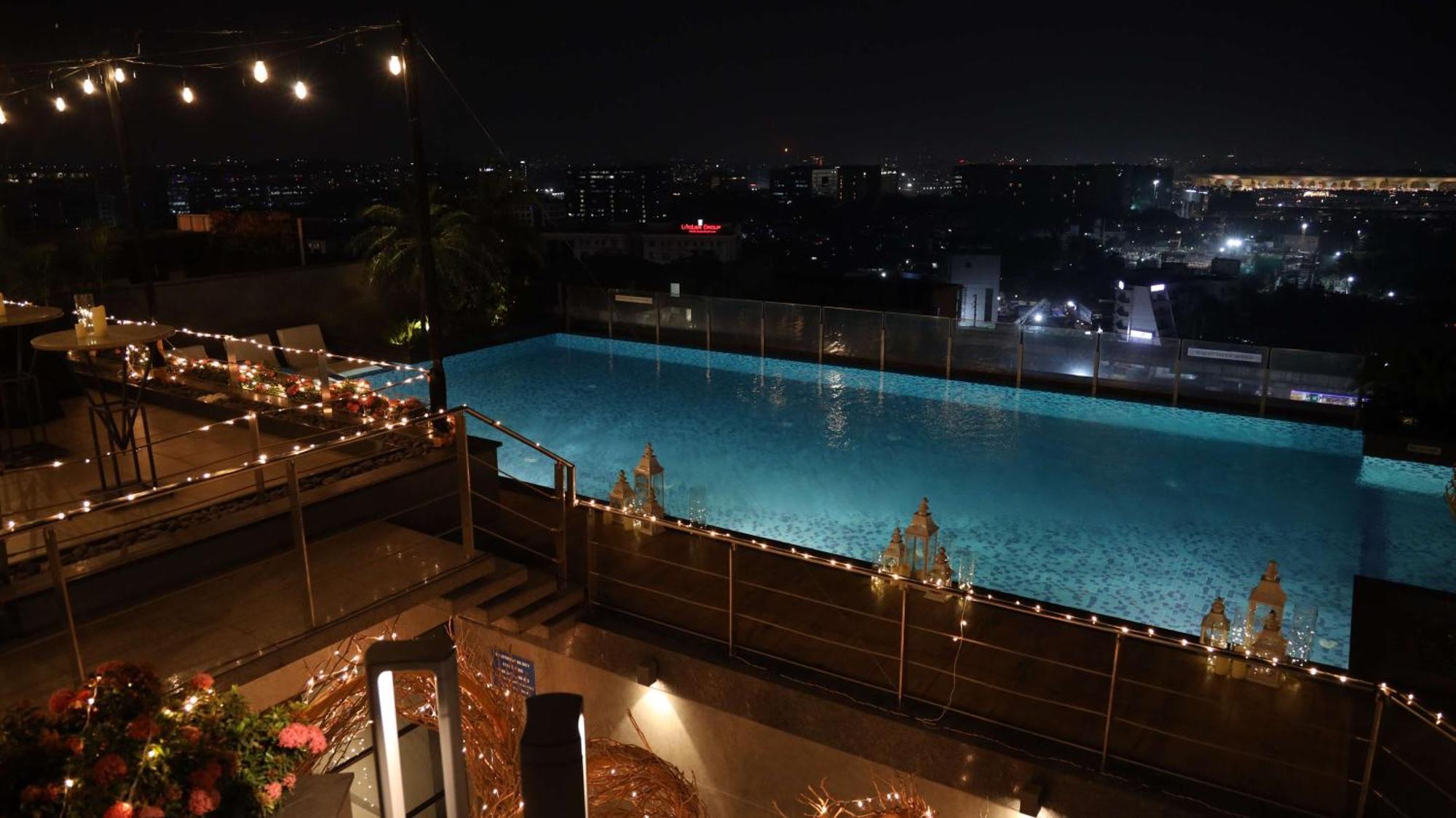 Radisson Blu Mumbai International Airport Hotel Luaran gambar Infinity pool at the 10th floor of the hotel