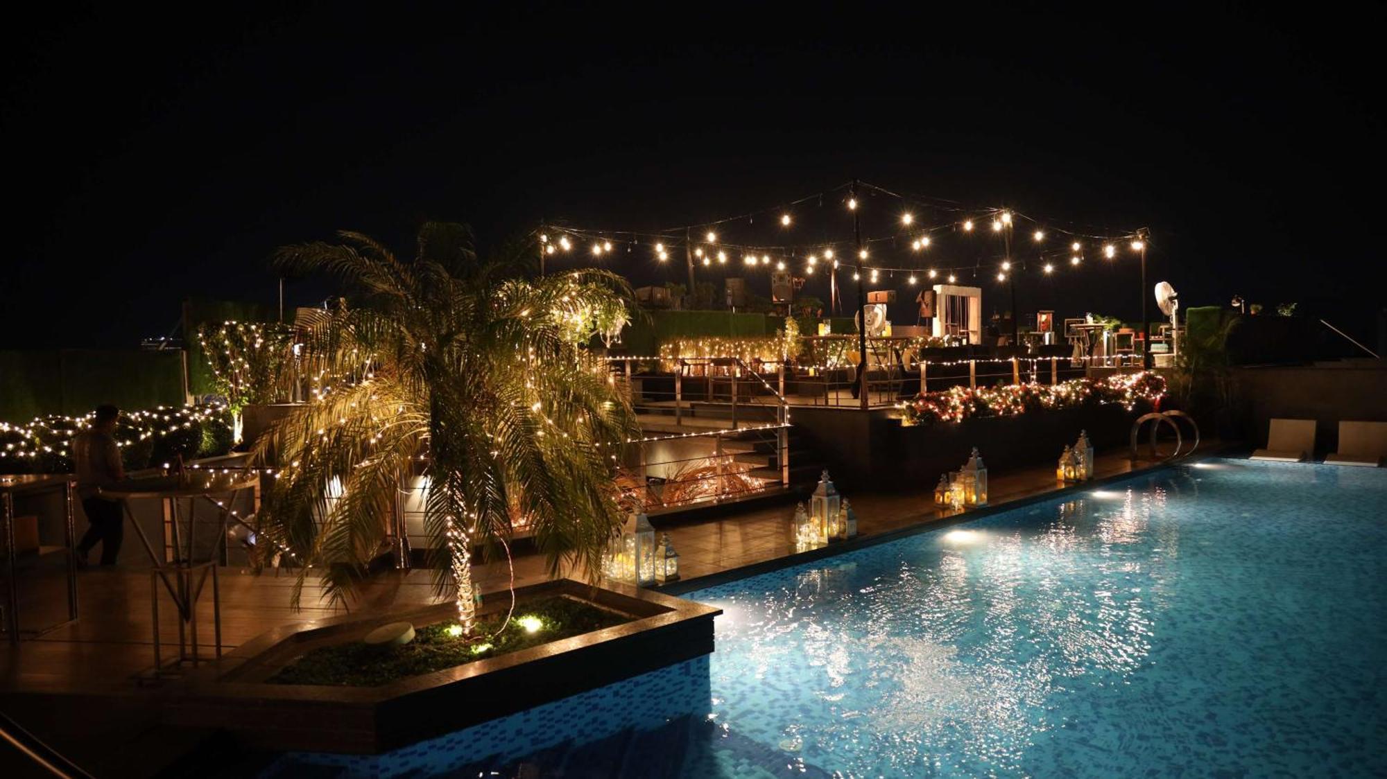 Radisson Blu Mumbai International Airport Hotel Luaran gambar The resort at night